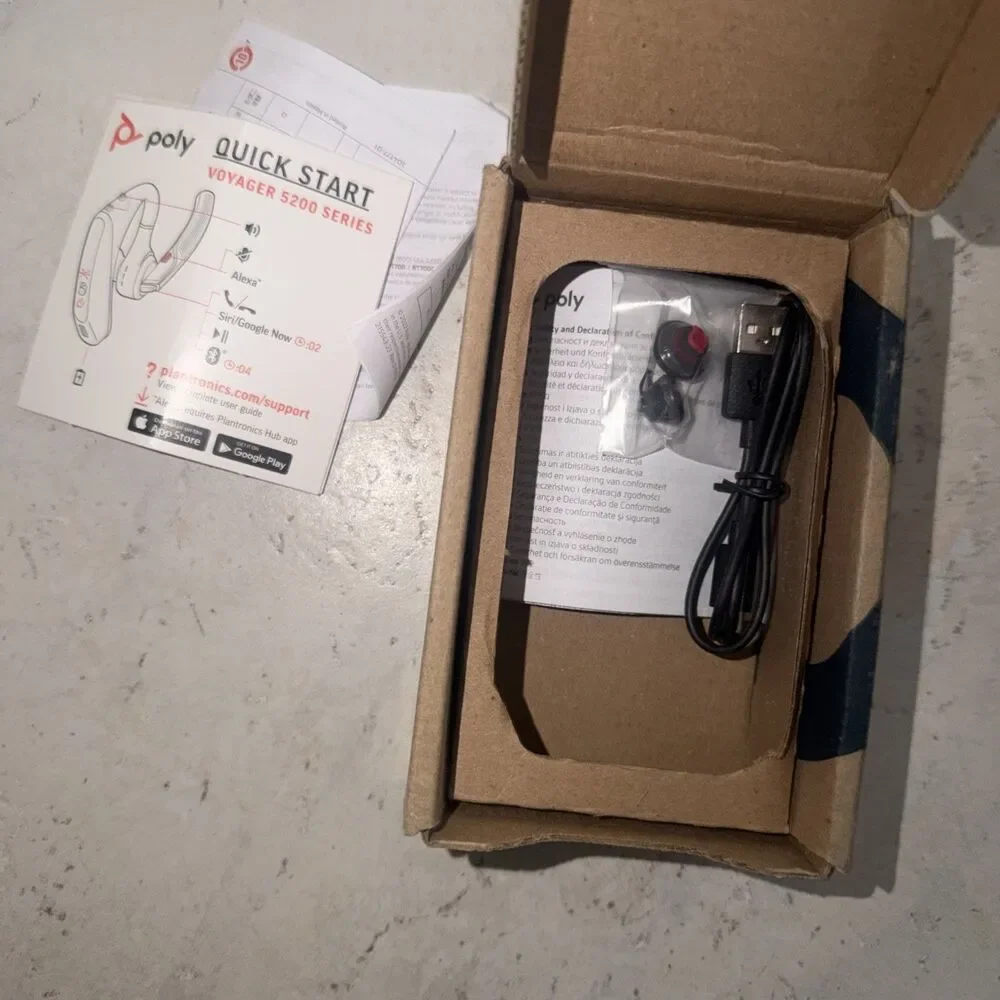HP Poly Voyager 5200 USB-A UC with BT700 USB-A adapter (TAA version).